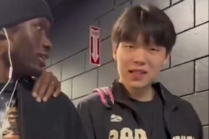 杨瀚森出镜！开拓者讨论奶酪条怎么吃 小杨标准英语回答：咬它