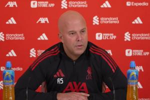 争冠？斯洛特：我说了很多次目前不考虑这个，和上赛季领跑时一样