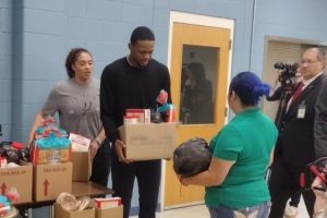 福克斯谈给居民送食物篮：我从小生活在这种环境 能帮忙就很开心
