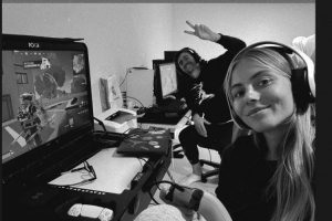 休闲时光！妻子社媒晒与库尔图瓦联机打游戏照片：游戏之夜