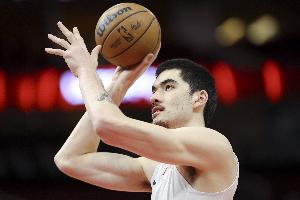 新技能？埃迪弧顶接球命中追身三分球