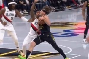 看着就疼！波杰姆斯基突破试图上篮 被凯莱布·乐福切球扫到脸部