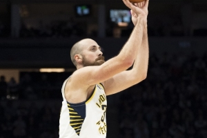 一马平川！米切尔发球被断 赫夫反击起飞滑翔背扣