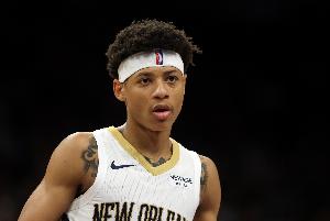 打得不错！费尔斯半场6中5&三分3中3拿13分 另有4板1助4断